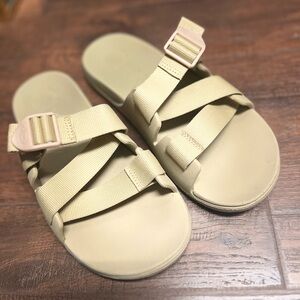 Women chillo slides by Chaco